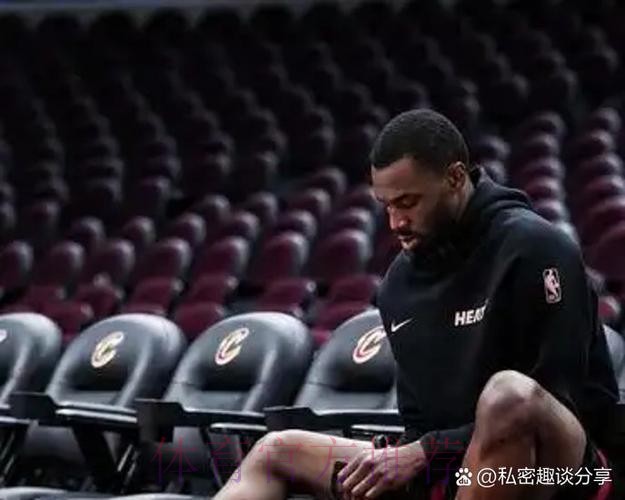 勇士主场为威金斯举办欢迎仪式,威金斯向现场球迷挥手致意 勇士主场为威金斯举办欢迎仪式,威金斯向现场球迷挥手致意